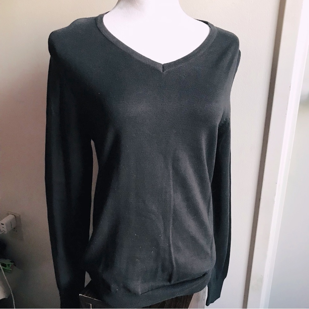 H & M … V-Neck Long Sleeve Sweater Black S
